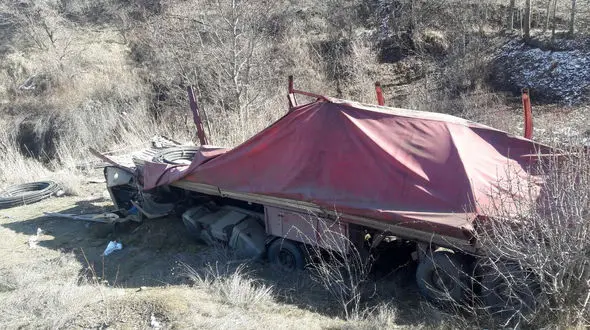 وحشتناک / سقوط مرگبار تریلی به ته دره جاده تکاب + عکس 