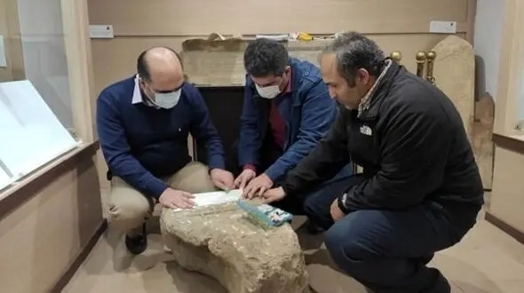 کشف سنگ قبر تاریخی در قلعه رودخان فومن + عکس