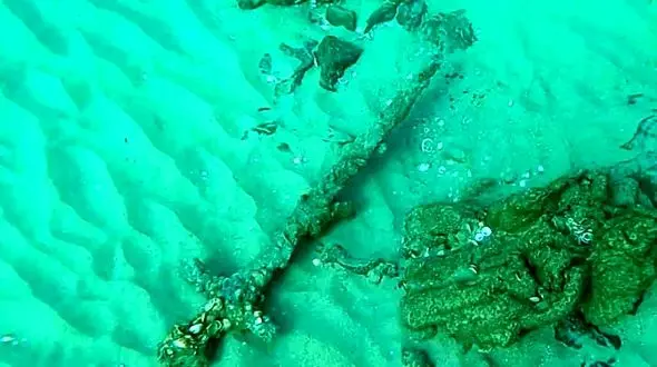 کشف شمشیر عجیب در کف دریا + عکس