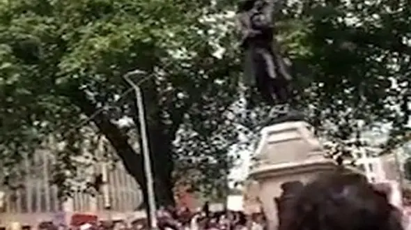 مجسمه ادوارد کلستون توسط معترضان به نژاد پرستی در انگلیس سرنگون شد + فیلم