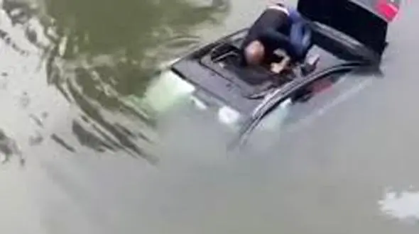 فیلم لحظه سقوط خودرو به عمق رودخانه / راننده خودرو راهی برای نجات نداشت ...