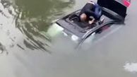 فیلم لحظه سقوط خودرو به عمق رودخانه / راننده خودرو راهی برای نجات نداشت ...