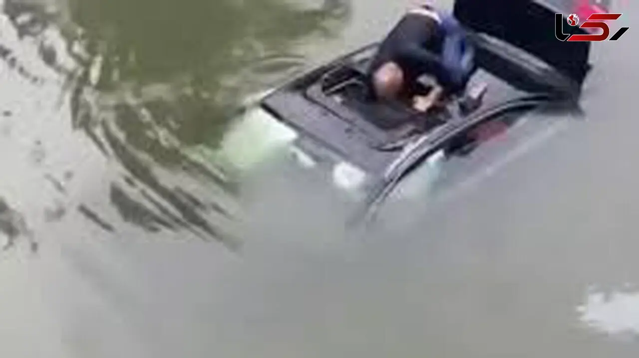 فیلم لحظه سقوط خودرو به عمق رودخانه / راننده خودرو راهی برای نجات نداشت ...
