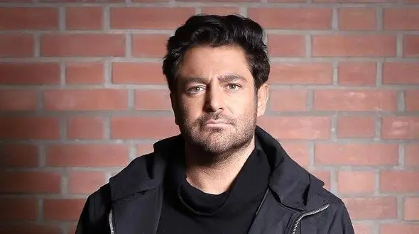 یادی کنیم از شیطنت محمدرضا گلزار روی دوش عمو پورنگ در روز تولدش / ماشالا همه نسل‌ها با داریوش فرضیایی بزرگ شدند