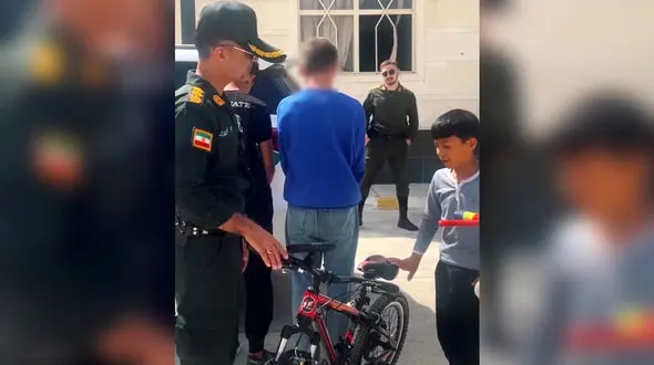شادی کودک پس از بازگشت دوچرخه‌اش / پلیس دزدان دوچرخه را دستگیر کرد + فیلم