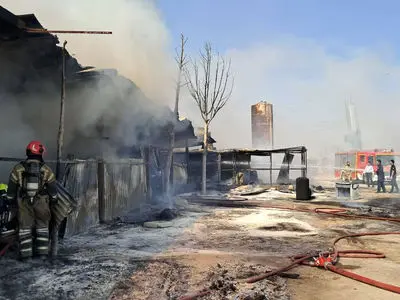 فیلم و عکس از انفجار بشکه‌های تینر در آزادگان / آتش گاراژ 1600 متری را بلعید