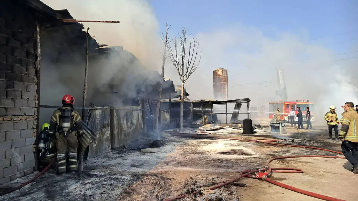 فیلم و عکس از انفجار بشکه‌های تینر در آزادگان / آتش گاراژ 1600 متری را بلعید