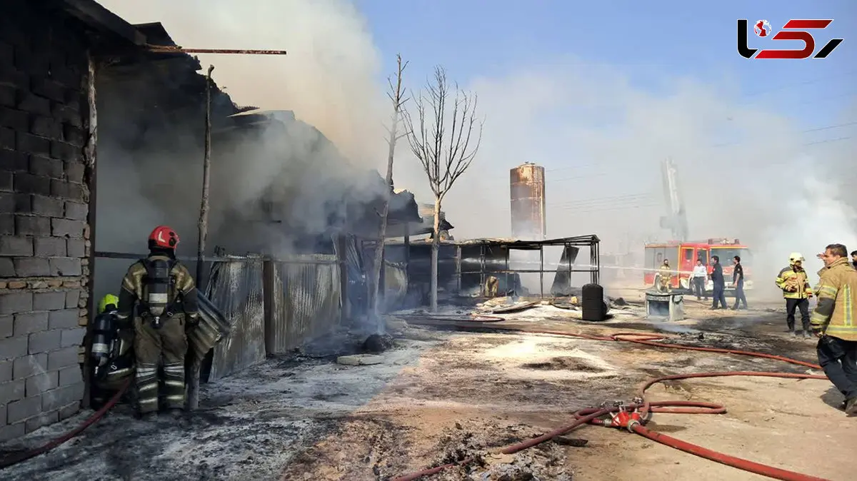 فیلم و عکس از انفجار بشکه‌های تینر در آزادگان / آتش گاراژ 1600 متری را بلعید