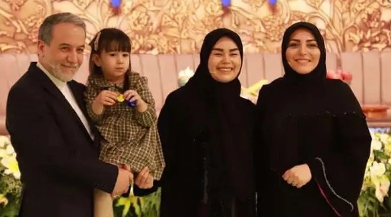 فیلم نگاهی بر زندگی خانوادگی عباس عراقچی با زن دوم جوان و دو بچه اش !  + اسامی زیبای دخترانش 