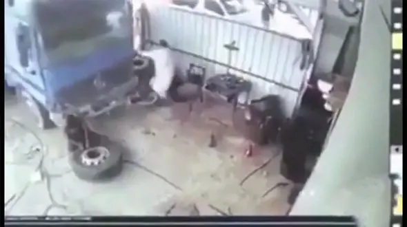 این فیلم را نبینید / مرگ دردناک کارگر  آپارتمانی زیر کامیون