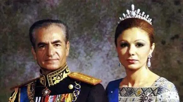 عکس / سفر به ایام قدیم سال  / فرح پهلوی در لباس ارتش داخل جنگل ! / خداروشکر درجه تیمساری نداره !