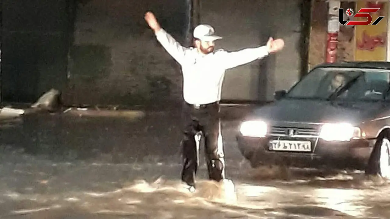 عکس / مأمور راهنمایی و رانندگی ایلام در سیلاب باران چه کرد؟!+ عکس 