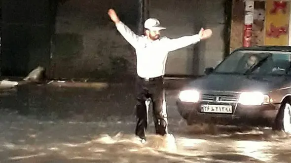 عکس / مأمور راهنمایی و رانندگی ایلام در سیلاب باران چه کرد؟!+ عکس 