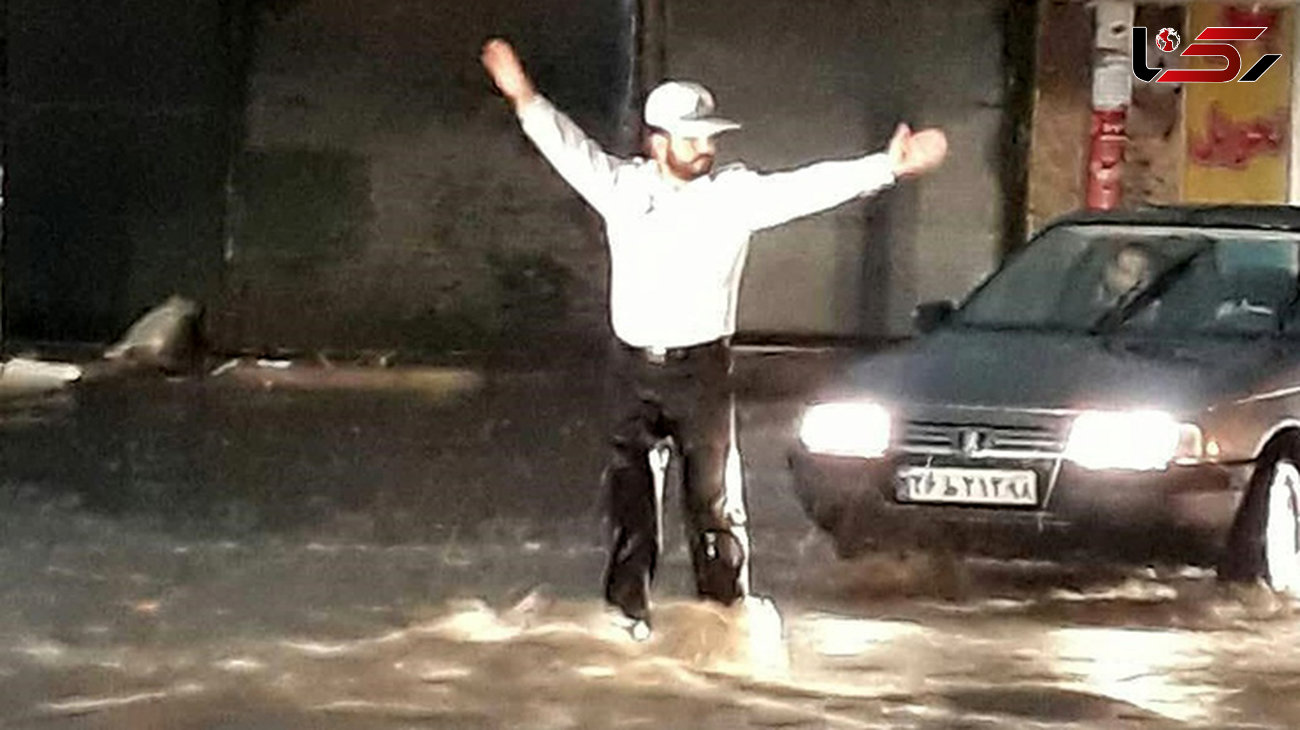 عکس / مأمور راهنمایی و رانندگی ایلام در سیلاب باران چه کرد؟!+ عکس 