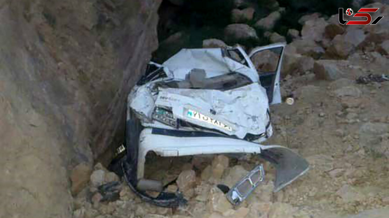 عکس مچاله شدن خودروی پژو بر اثر سقوط از دره