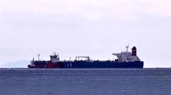 حمله به  نفتکش میلیاردر اسرائیلی / امریکا گفت: چند شناور و پهپاد ایرانی حمله کردند