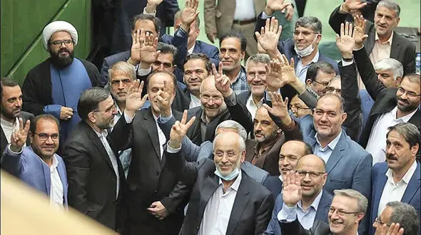 ممکن است بعضی از نمایندگان مجلس به سمت دولت رئیسی غش کنند !