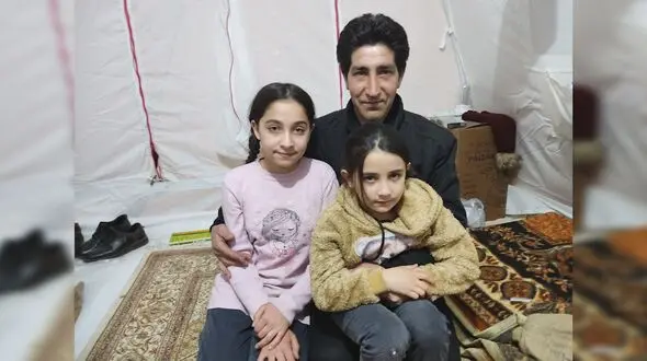 گفتگو با مرد زلزله زده و دو دختر خردسالش در خوی / روز پدر در چادر امداد + فیلم و عکس