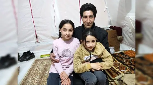 گفتگو با مرد زلزله زده و دو دختر خردسالش در خوی / روز پدر در چادر امداد + فیلم و عکس