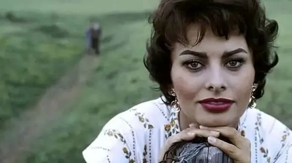 عکس| سفر در زمان؛ سوفیا لورن» در حال خواندن یک نامه در پاریس؛ سال 1334