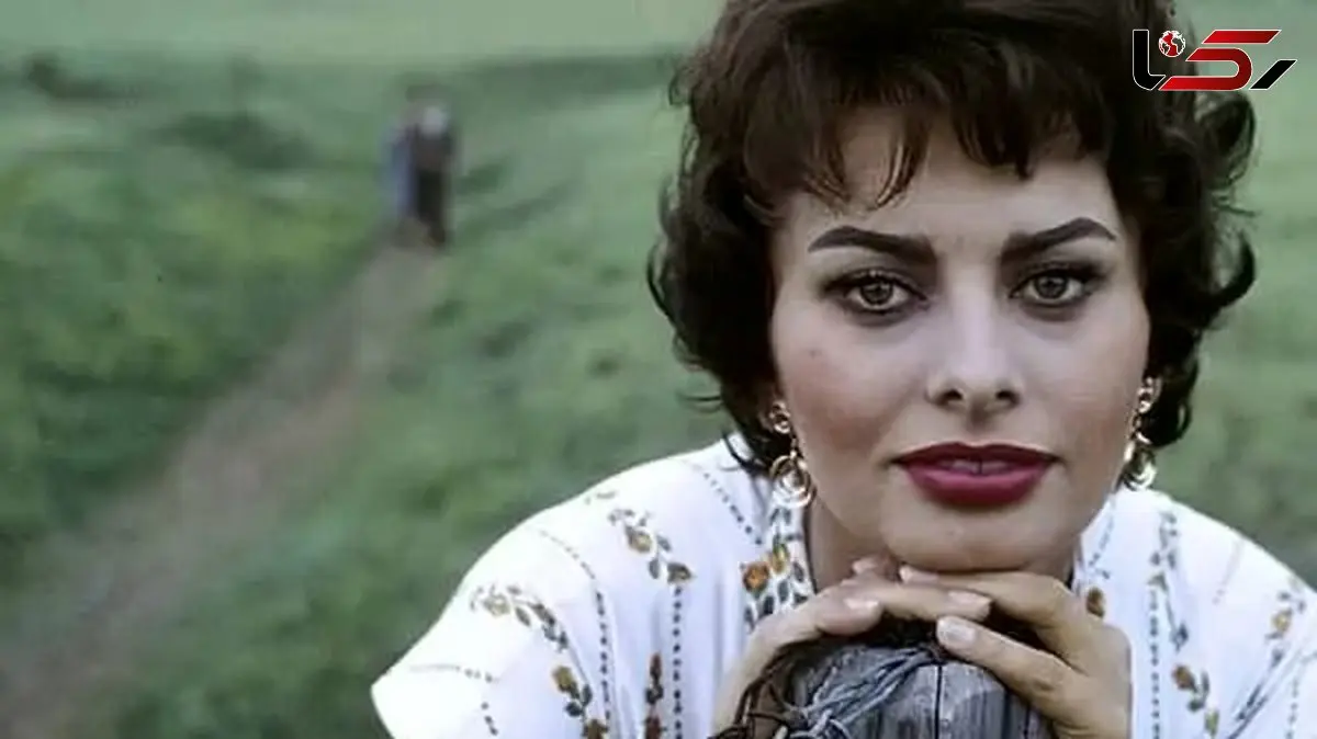 عکس| سفر در زمان؛ سوفیا لورن» در حال خواندن یک نامه در پاریس؛ سال 1334