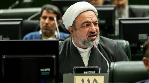 رسایی نماینده است یا بلاگر سیاسی پوپولیست؟