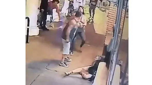 حمله بی دلیل مرد روانی به مردم+تصاویر 