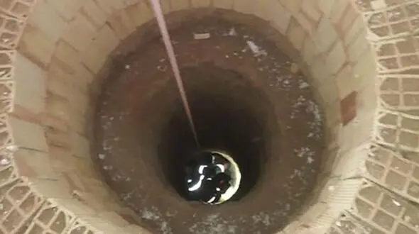 سقوط کارگر جوان به داخل چاه در سمنان/ مصدوم تحویل اورژانس شد