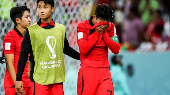 خشم هواداران کره از حرکت عجیب و غریب مربی غنا پس از بازی + ویدیو