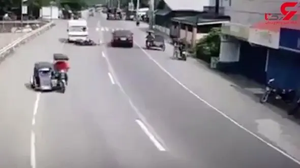 تصادف شاخ به شاخ ماشین با یک موتور! + فیلم