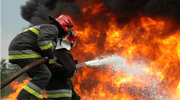 آتش سوزی هولناک در انبار چرم و کفش شهرک صنعتی کلات + فیلم 