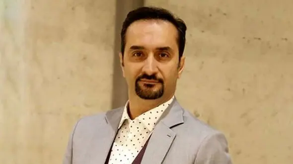 نیما کرمی در برنامه زنده تلویزیونی از ناراحتی به سرش زد  + فیلم