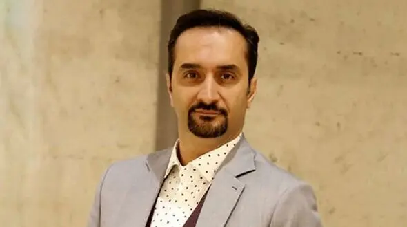 نیما کرمی در برنامه زنده تلویزیونی از ناراحتی به سرش زد  + فیلم