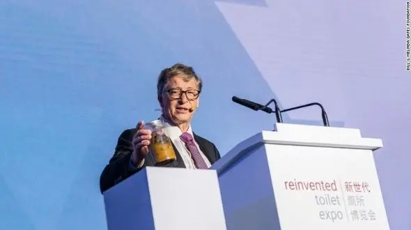چرا بیل گیتس شیشه حاوی مدفوع در دست گرفت؟/ عکس