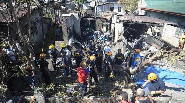 برخورد هواپیما با ساختمان مسکونی با 9 کشته 