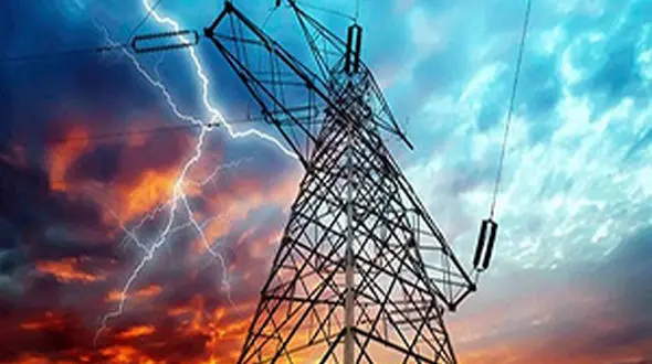 صدای وحشتناک برخورد کابل‌های دکل برق با یکدیگر + فیلم