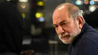 نگاهی به خانه شیک و مدرن مرحوم آتیلا پسیانی / از مبلمان راحتی و آباژور خاص تا سقف پتینه‌کاری‌شده و تابلو دیواری متفاوت