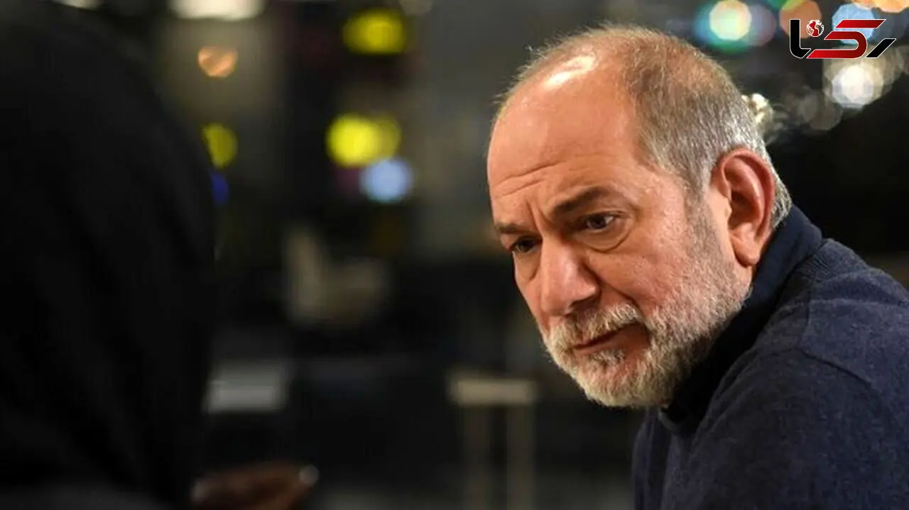 نگاهی به خانه شیک و مدرن مرحوم آتیلا پسیانی / از مبلمان راحتی و آباژور خاص تا سقف پتینه‌کاری‌شده و تابلو دیواری متفاوت