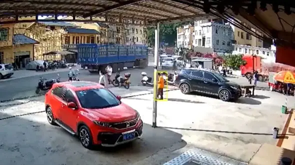  این زن فرشته نجات کودک از مرگ شد+ فیلم