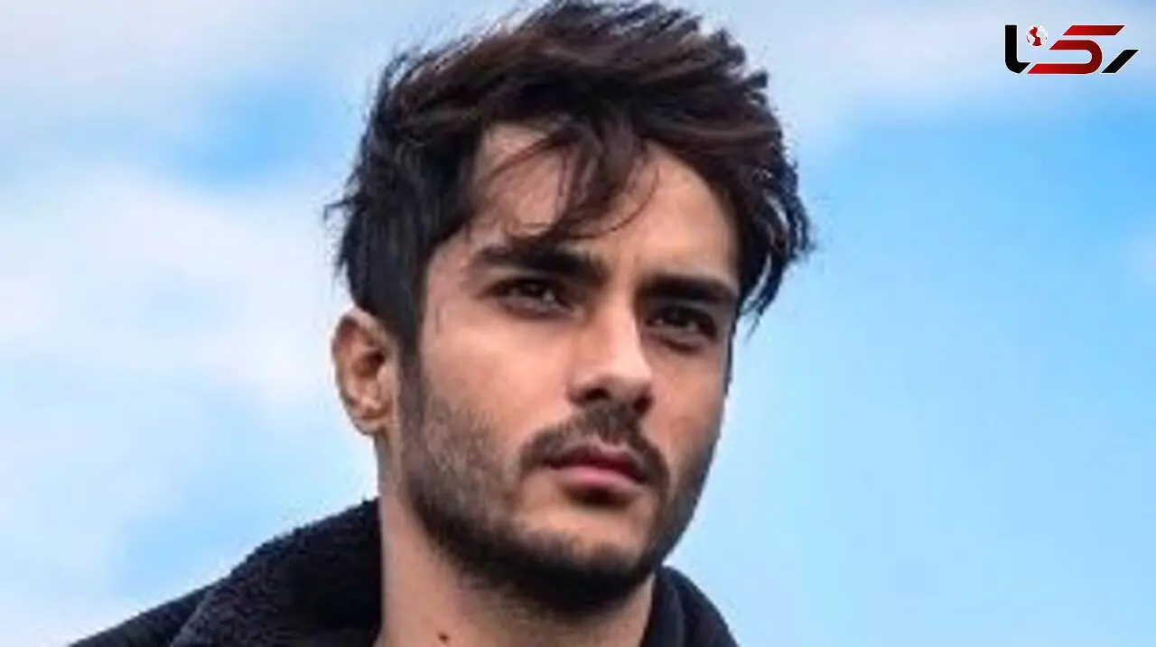 ساعد سهیلی در کنار سفره هفت‌سین ژست پیروزی گرفت