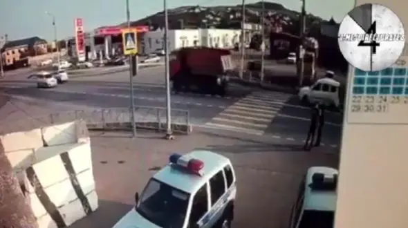 مردی با چاقو به مامور پلیس حمله کرد / او بلافاصله دستگیر شد + فیلم