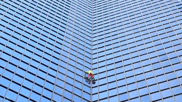 فیلم/ «مرد عنکبوتی» برای صلح در خاورمیانه از آسمان‌خراش توتال بالا رفت 