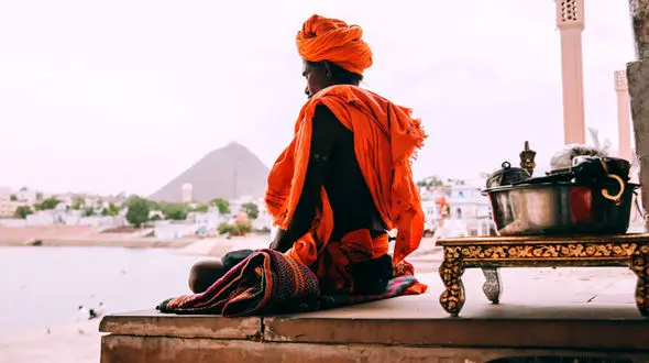 سر بریدن مردی با داس بخاطر نابودی کرونا! 