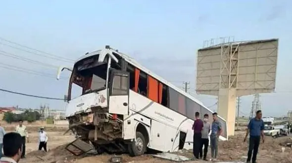 بامداد وحشت در جاده قزوین – تهران / اتوبوس مسافربری با نیسان شاخ‌ به‌ شاخ شد!