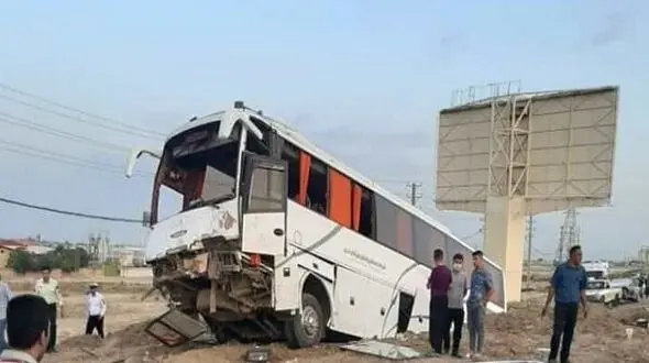 بامداد وحشت در جاده قزوین – تهران / اتوبوس مسافربری با نیسان شاخ‌ به‌ شاخ شد!