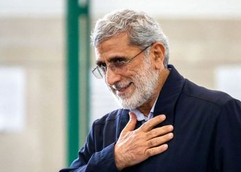عکس؛ سفر به تاریخ؛ «سردار اسماعیل قاآنی» با چشم مجروح روی قایق در جبهه؛ دهۀ 60