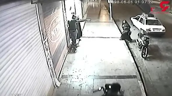 کیف قاپی 2 جوان موتورسوار از یک زن آبادانی + فیلم