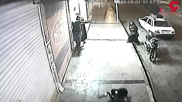 کیف قاپی 2 جوان موتورسوار از یک زن آبادانی + فیلم