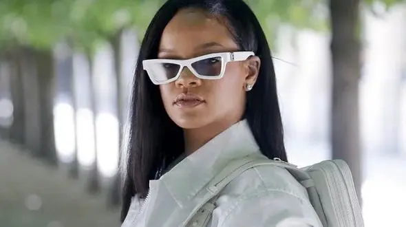 پوشش عجیب خواننده معروف در پاریس! +تصاویر