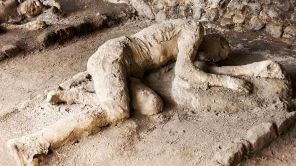 در این دریاچه انسان و حیوانات  سنگ می شوند ! + عکس های ترسناک